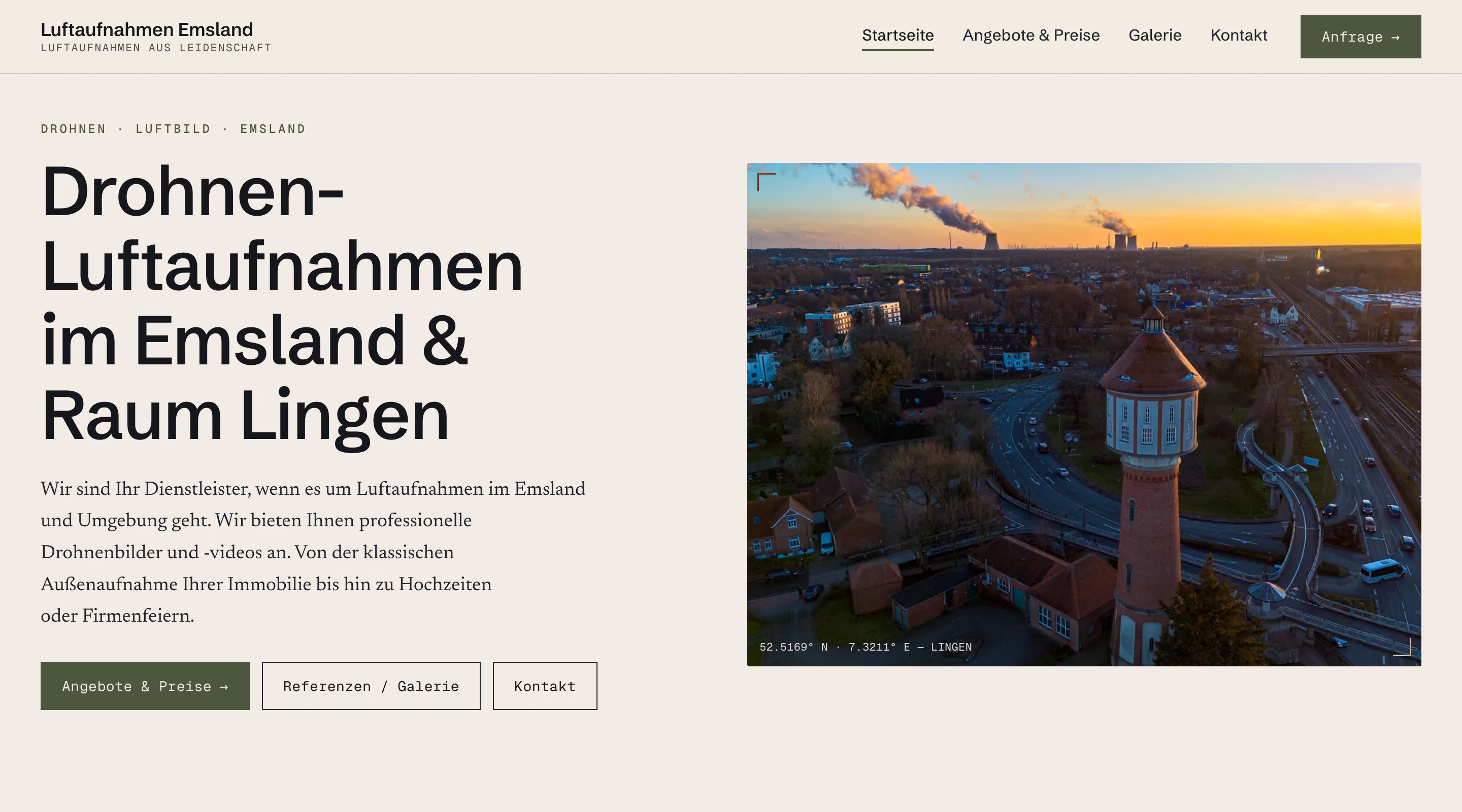 Startseite von Luftaufnahmen Emsland: große Überschrift links, rechts eine Drohnenaufnahme des Wasserturms in Lingen bei Sonnenuntergang.