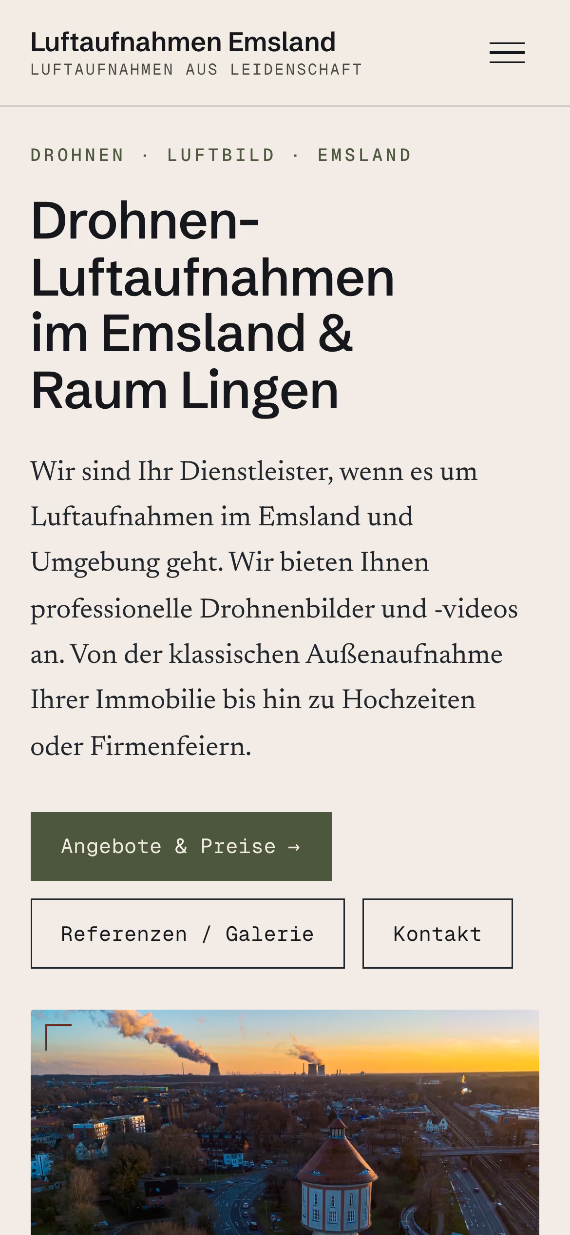 Die Website von Luftaufnahmen Emsland auf dem Telefon: Überschrift, Einleitung, Buttons und eine Drohnenaufnahme.